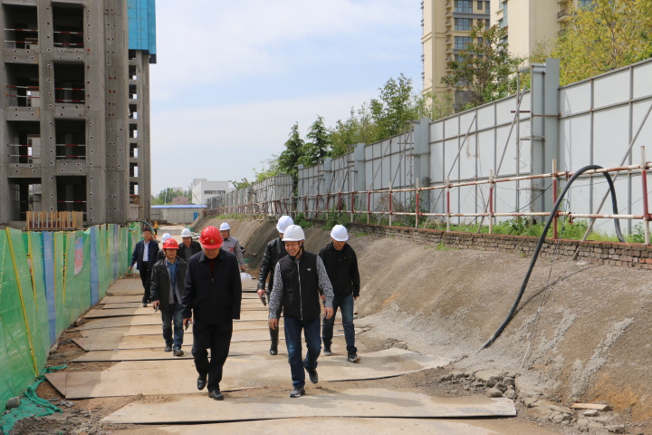 山東興華集團領導對我司墻體項目考察指導